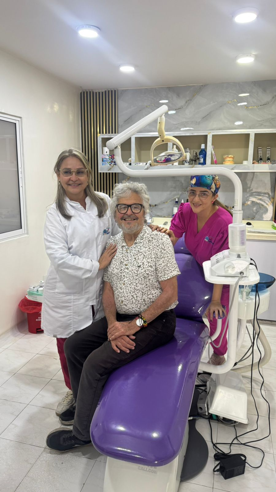 Paciente acompañada por el equipo de odontología en el consultorio